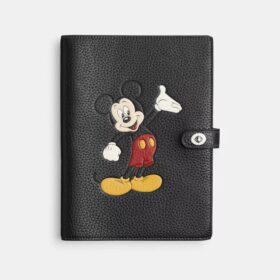Caiet Disney X Coach din piele regenerativă cu Mickey Mouse
