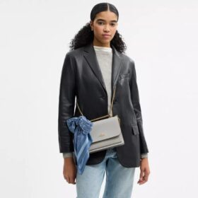 Eșarfă pătrată din mătase cu design caracteristic