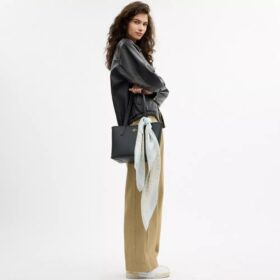 Eșarfă pătrată din mătase cu design caracteristic