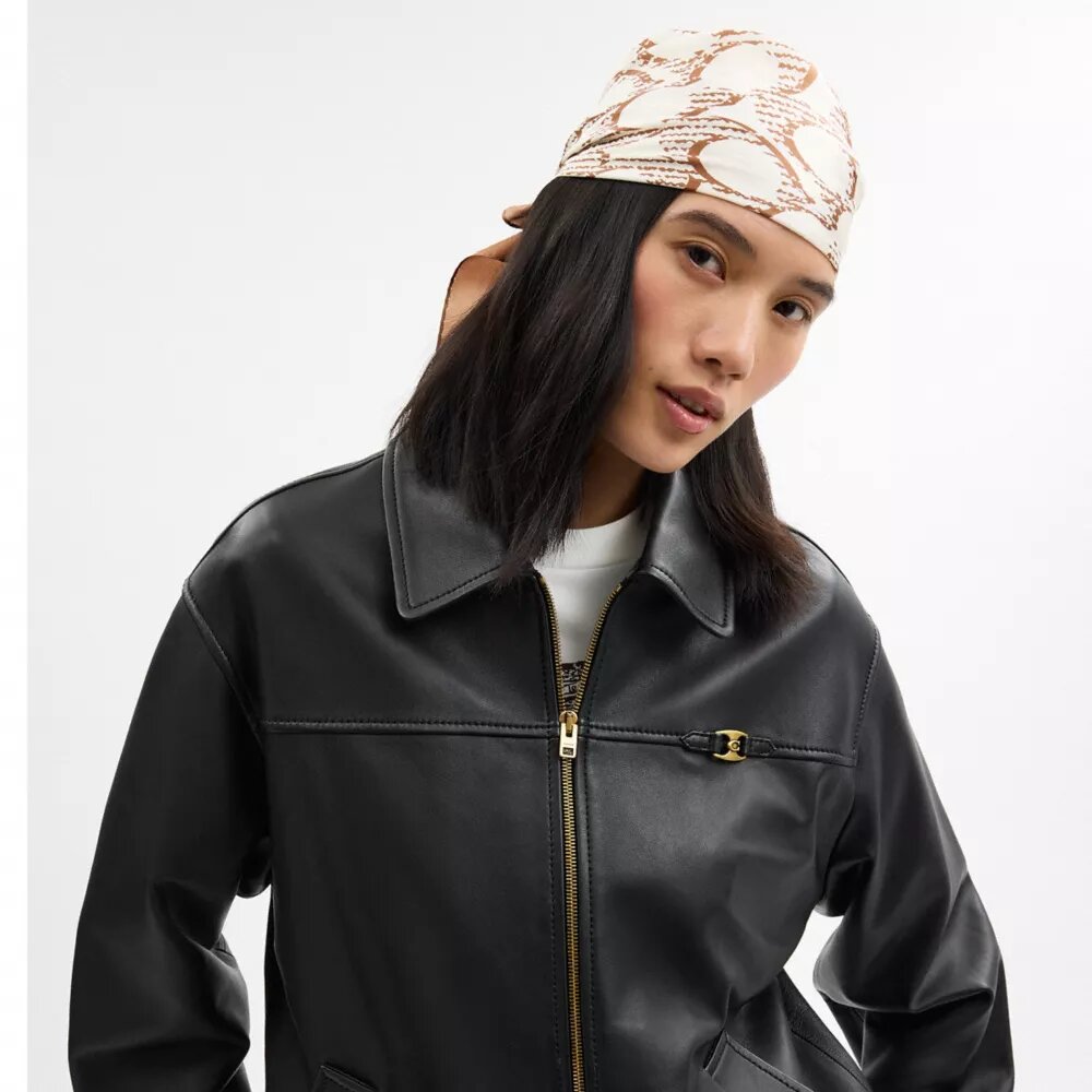Eșarfă pătrată din mătase cu design caracteristic