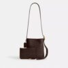 Geantă Bleecker Bucket 21 din Signature Canvas