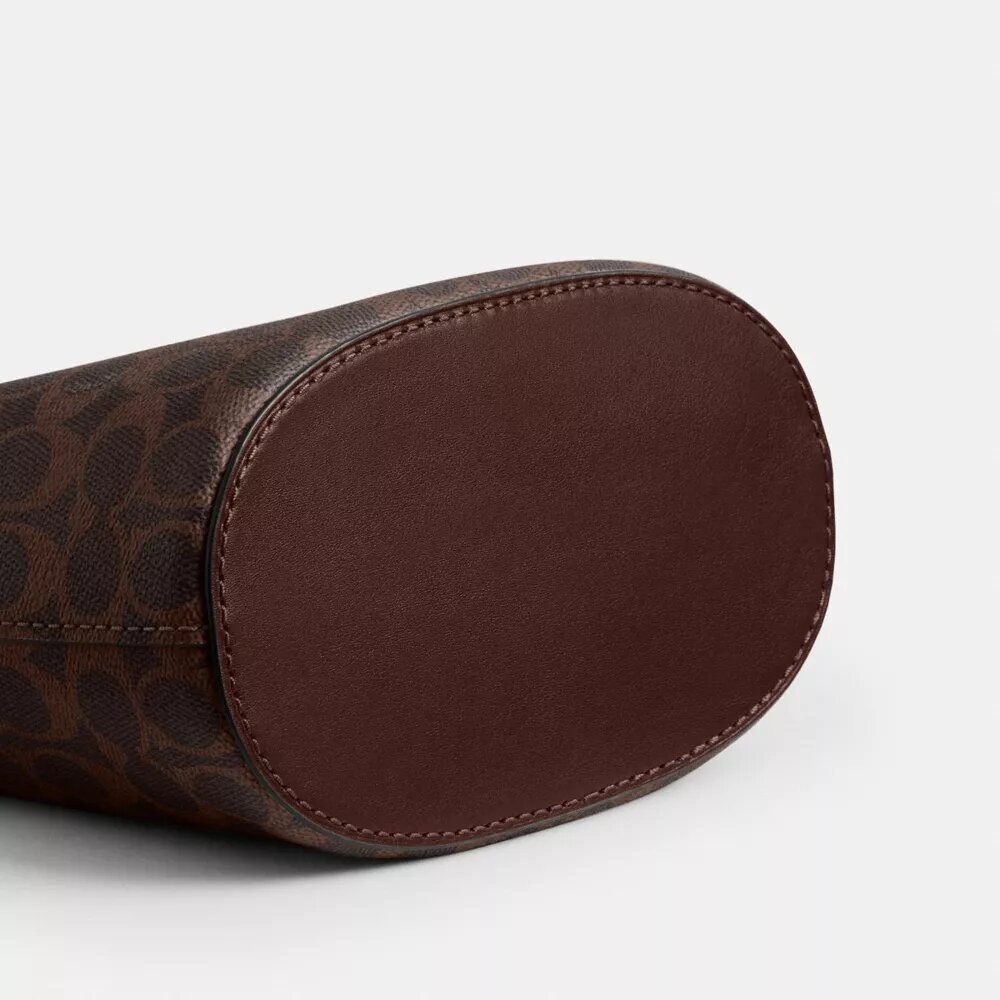 Geantă Bleecker Bucket 21 din Signature Canvas