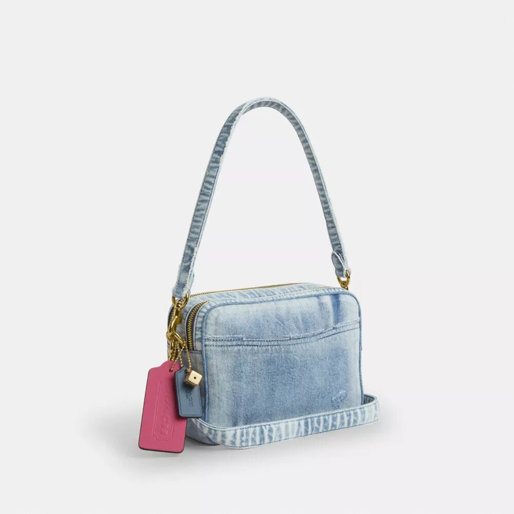Geantă Carey purtată pe umăr din denim „Loved” cu pandantive