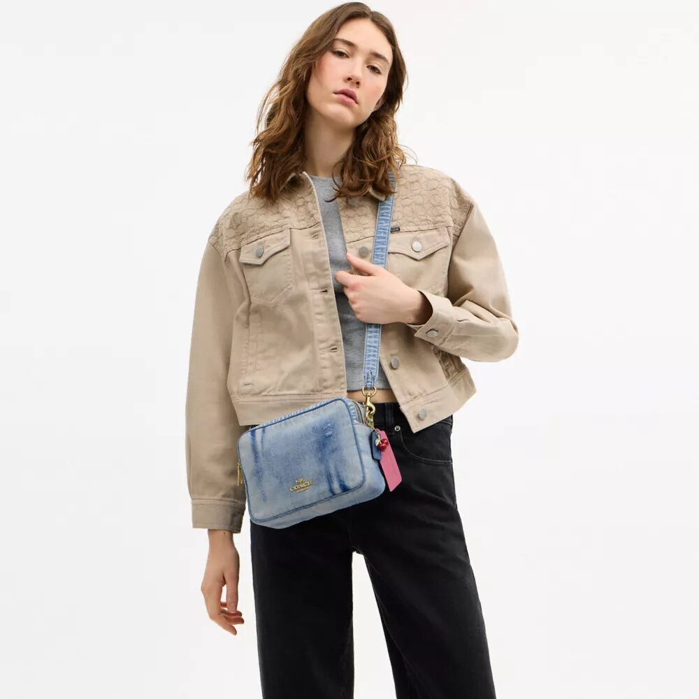 Geantă Carey purtată pe umăr din denim „Loved” cu pandantive