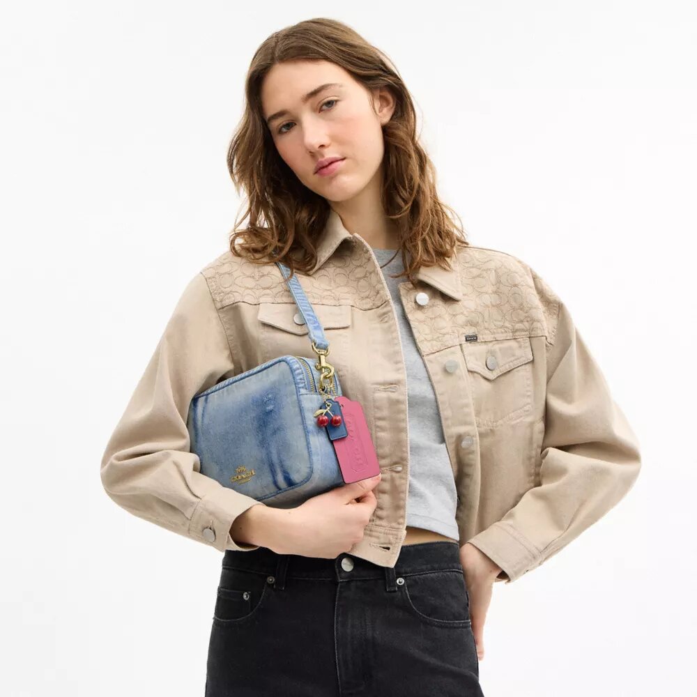 Geantă Carey purtată pe umăr din denim „Loved” cu pandantive