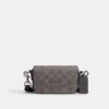 Geantă crossbody cu clapă și curea transversală din Signature Canvas