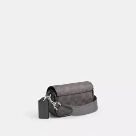 Geantă crossbody cu clapă și curea transversală din Signature Canvas