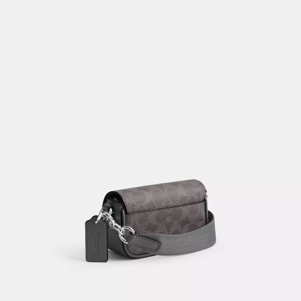 Geantă crossbody cu clapă și curea transversală din Signature Canvas