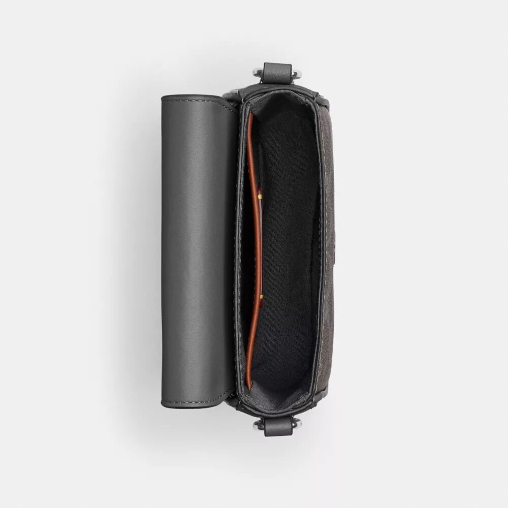 Geantă crossbody cu clapă și curea transversală din Signature Canvas
