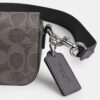Geantă crossbody cu clapă și curea transversală din Signature Canvas
