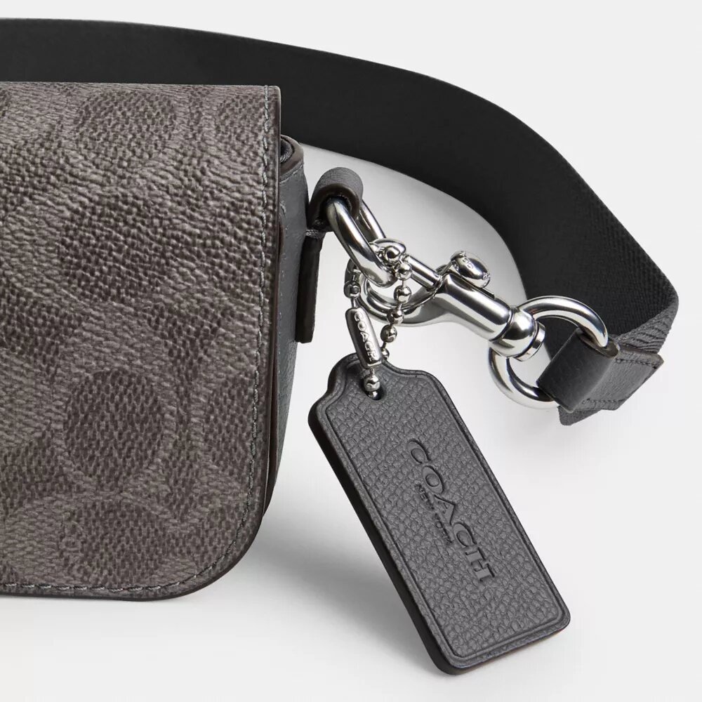 Geantă crossbody cu clapă și curea transversală din Signature Canvas