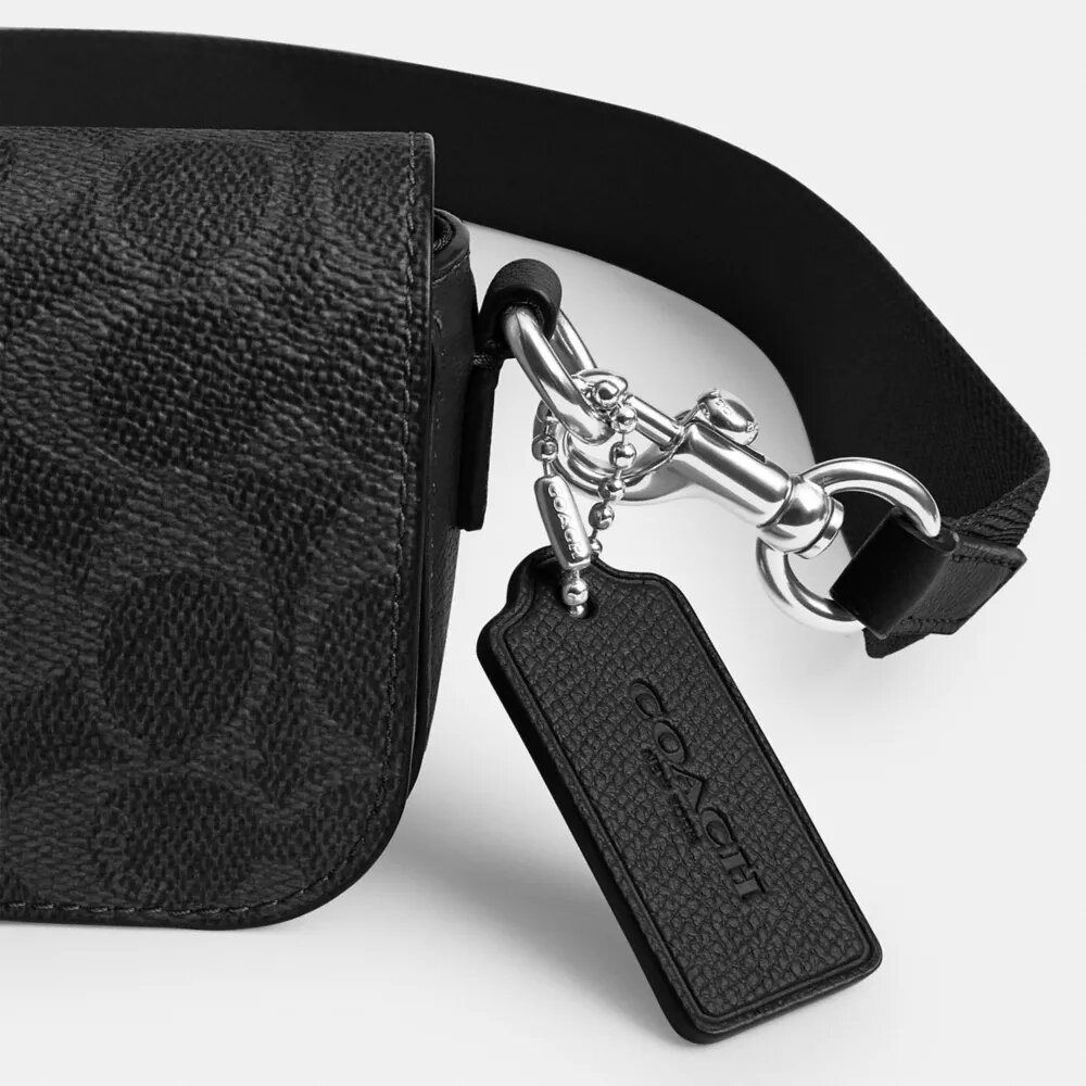Geantă crossbody cu clapă și curea transversală din Signature Canvas