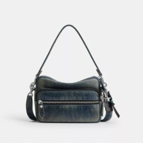 Geantă crossbody Dakota din denim de bumbac regenerativ cu pandantive