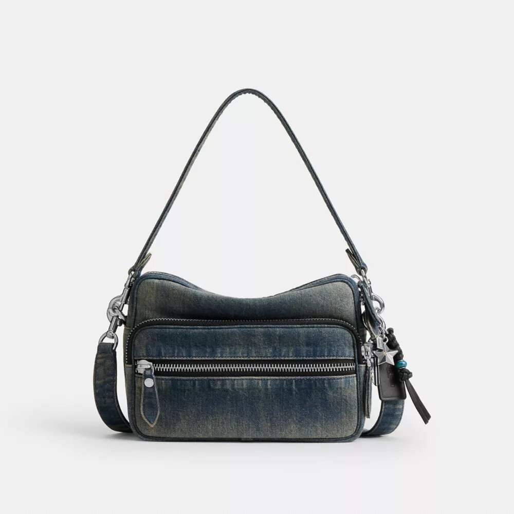 Geantă crossbody Dakota din denim de bumbac regenerativ cu pandantive