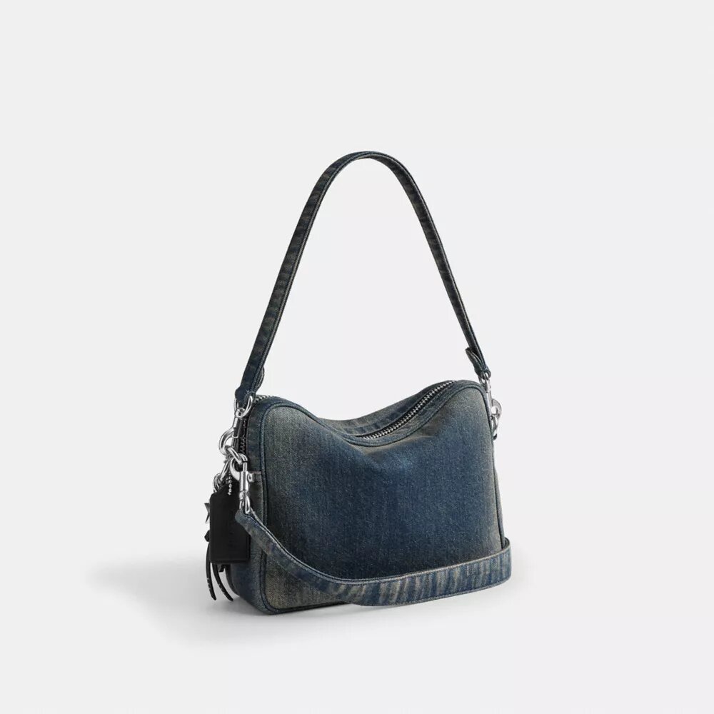 Geantă crossbody Dakota din denim de bumbac regenerativ cu pandantive