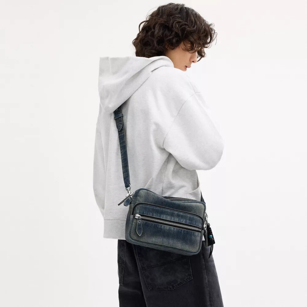 Geantă crossbody Dakota din denim de bumbac regenerativ cu pandantive