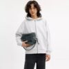 Geantă crossbody Dakota din denim de bumbac regenerativ cu pandantive