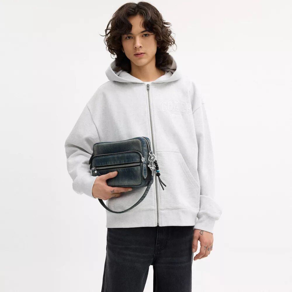 Geantă crossbody Dakota din denim de bumbac regenerativ cu pandantive