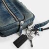 Geantă crossbody Dakota din denim de bumbac regenerativ cu pandantive