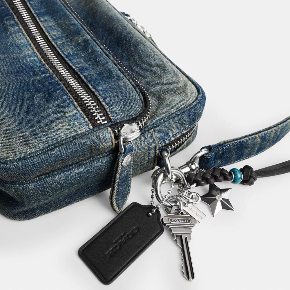 Geantă crossbody Dakota din denim de bumbac regenerativ cu pandantive