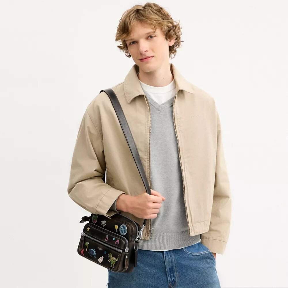 Geantă crossbody Dakota „Rexy 10Th Birthday” din piele uzată, cu imprimeu de autocolante