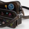Geantă crossbody Dakota „Rexy 10Th Birthday” din piele uzată, cu imprimeu de autocolante