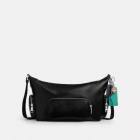 Geantă crossbody Finn cu buzunare și pandantive
