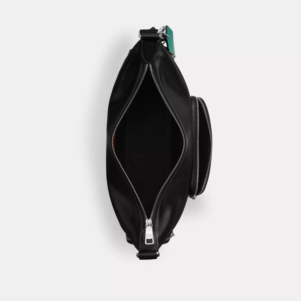 Geantă crossbody Finn cu buzunare și pandantive