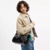 Geantă crossbody Finn cu buzunare și pandantive