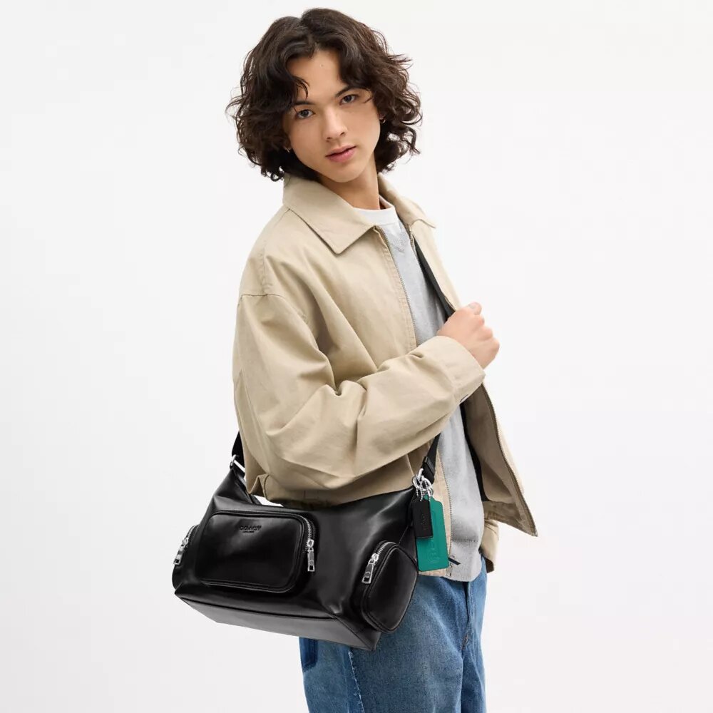 Geantă crossbody Finn cu buzunare și pandantive
