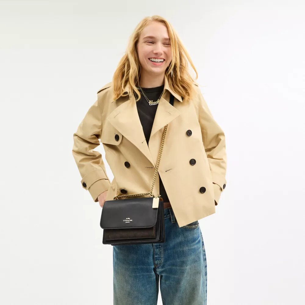 Geantă crossbody Klare din Signature Canvas