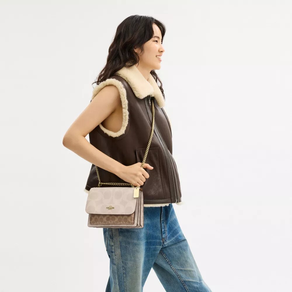 Geantă crossbody Klare din Signature Canvas