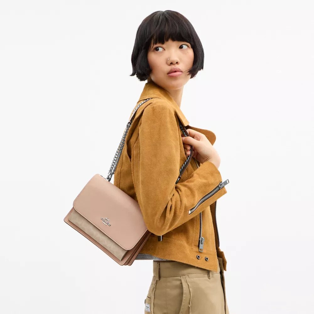 Geantă crossbody Klare din Signature Canvas