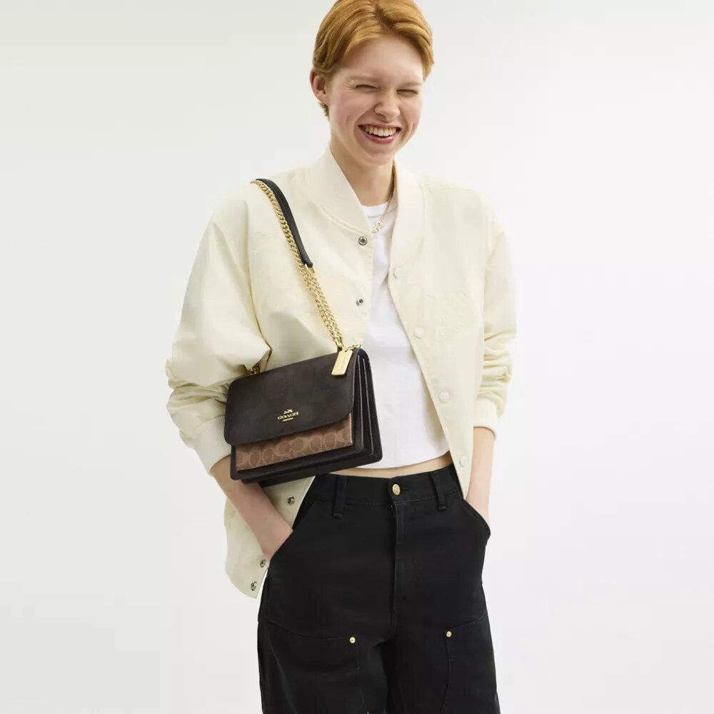 Geantă crossbody Klare din Signature Canvas
