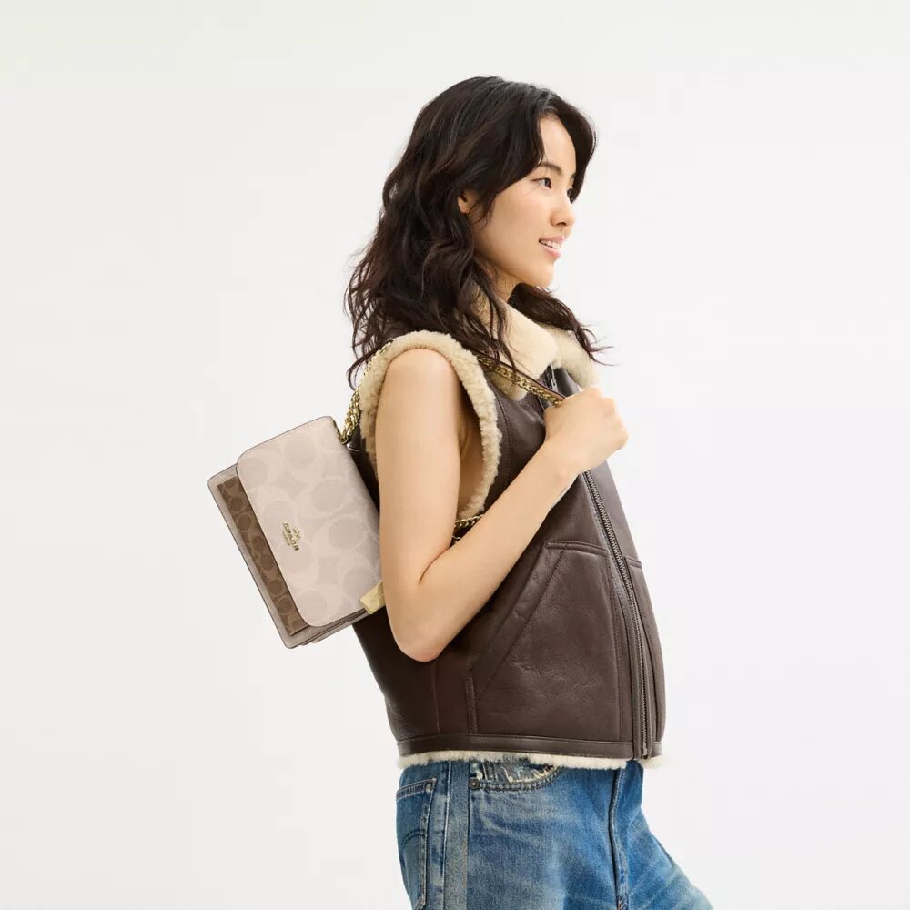 Geantă crossbody Klare din Signature Canvas