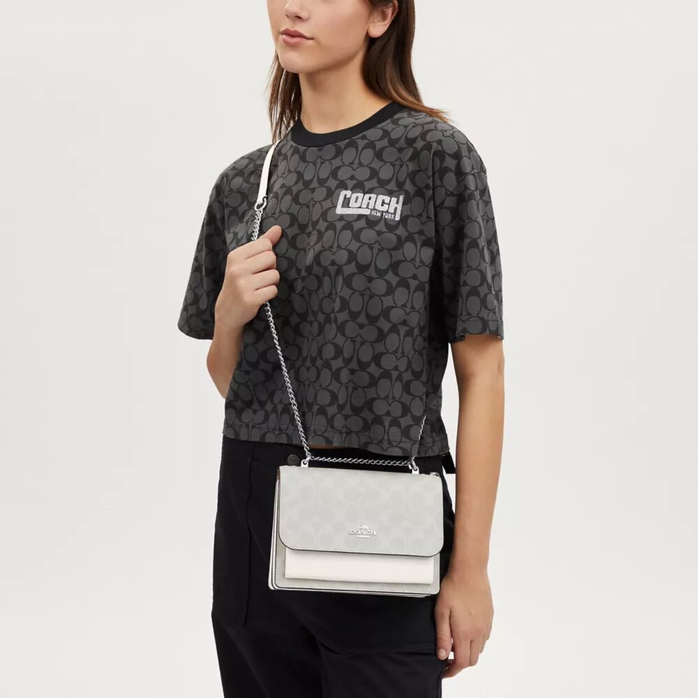 Geantă crossbody Klare din Signature Canvas