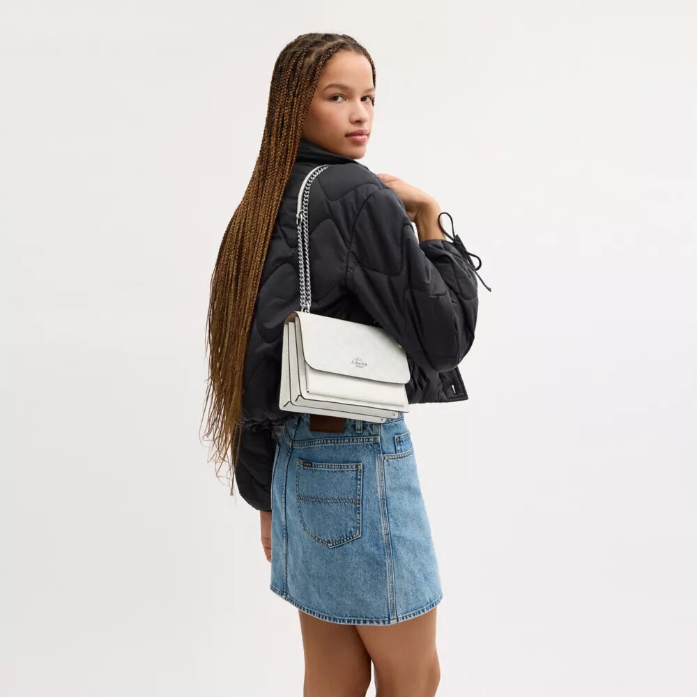 Geantă crossbody Klare din Signature Canvas