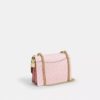 Geantă crossbody Klare din Signature Canvas cu pandantive