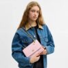 Geantă crossbody Klare din Signature Canvas cu pandantive