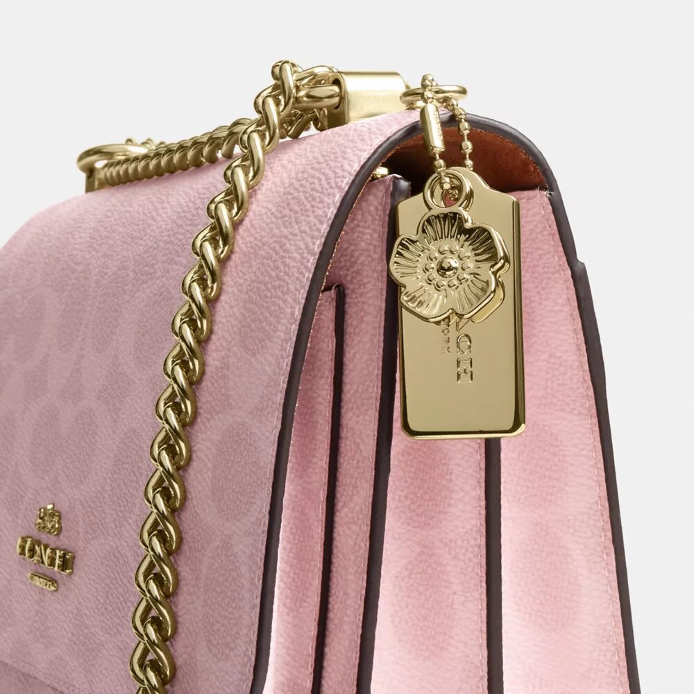 Geantă crossbody Klare din Signature Canvas cu pandantive