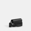 Geantă crossbody, purtată pe umăr