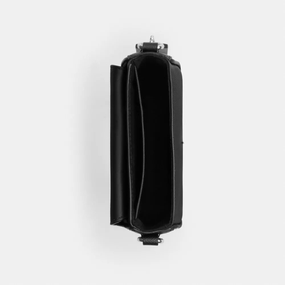Geantă crossbody, purtată pe umăr