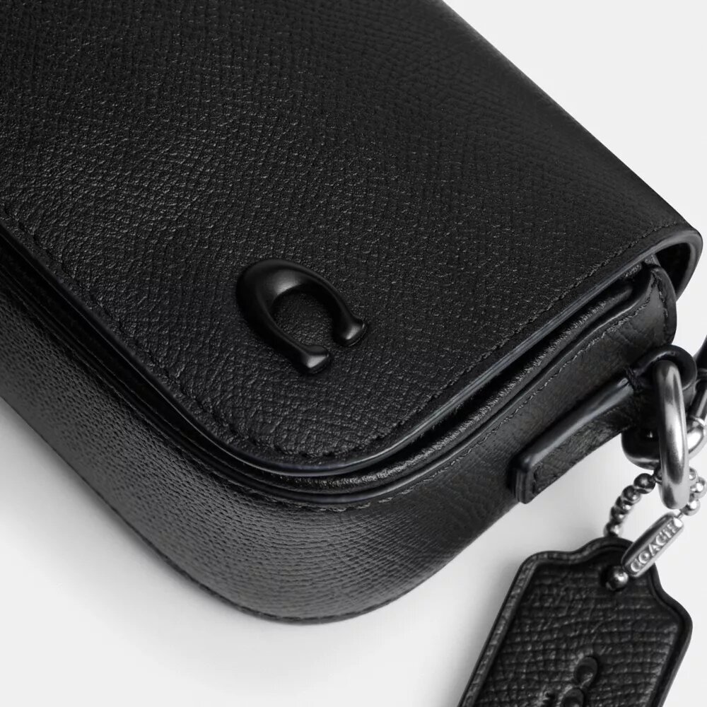 Geantă crossbody, purtată pe umăr
