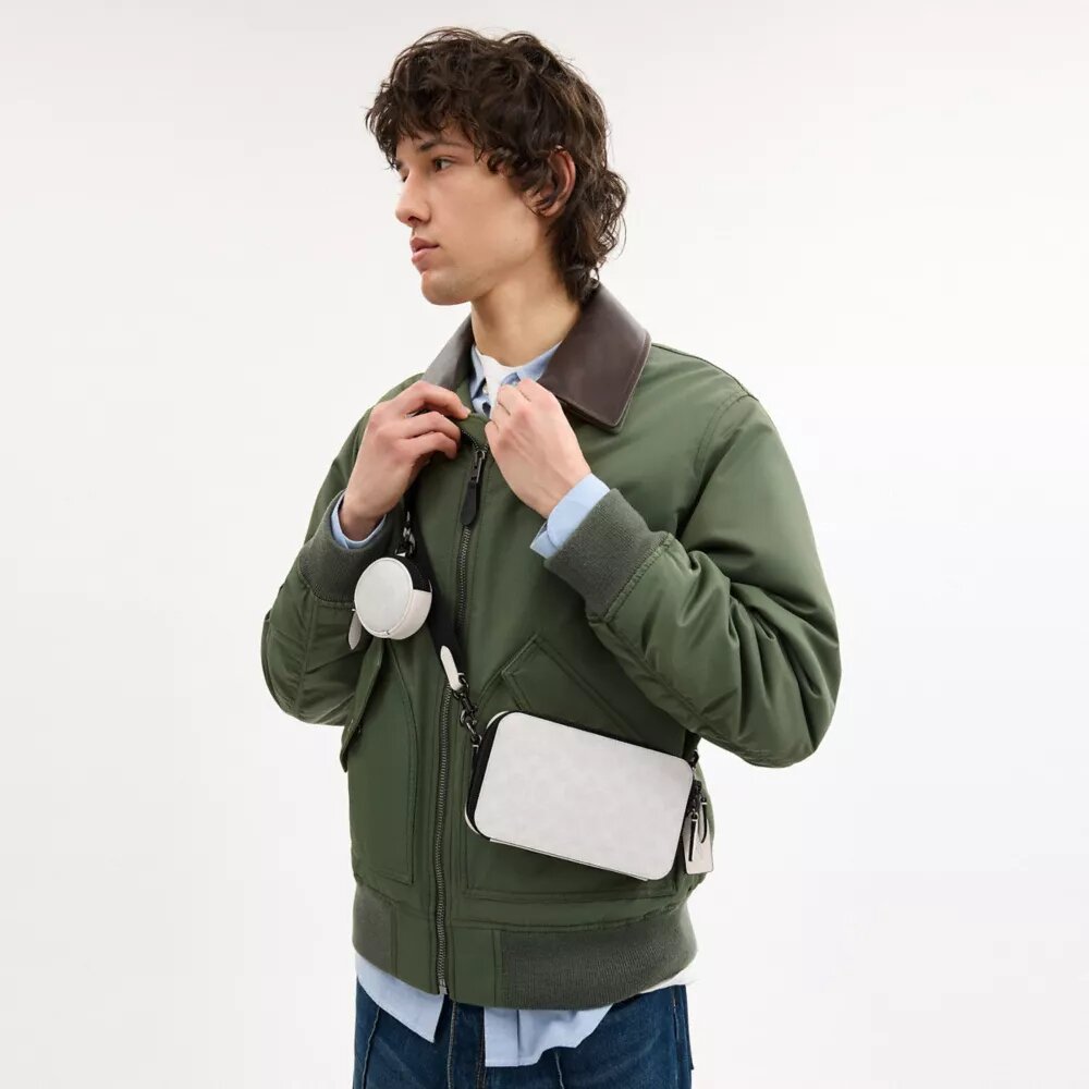 Geantă crossbody subțire Charter din Signature Canvas