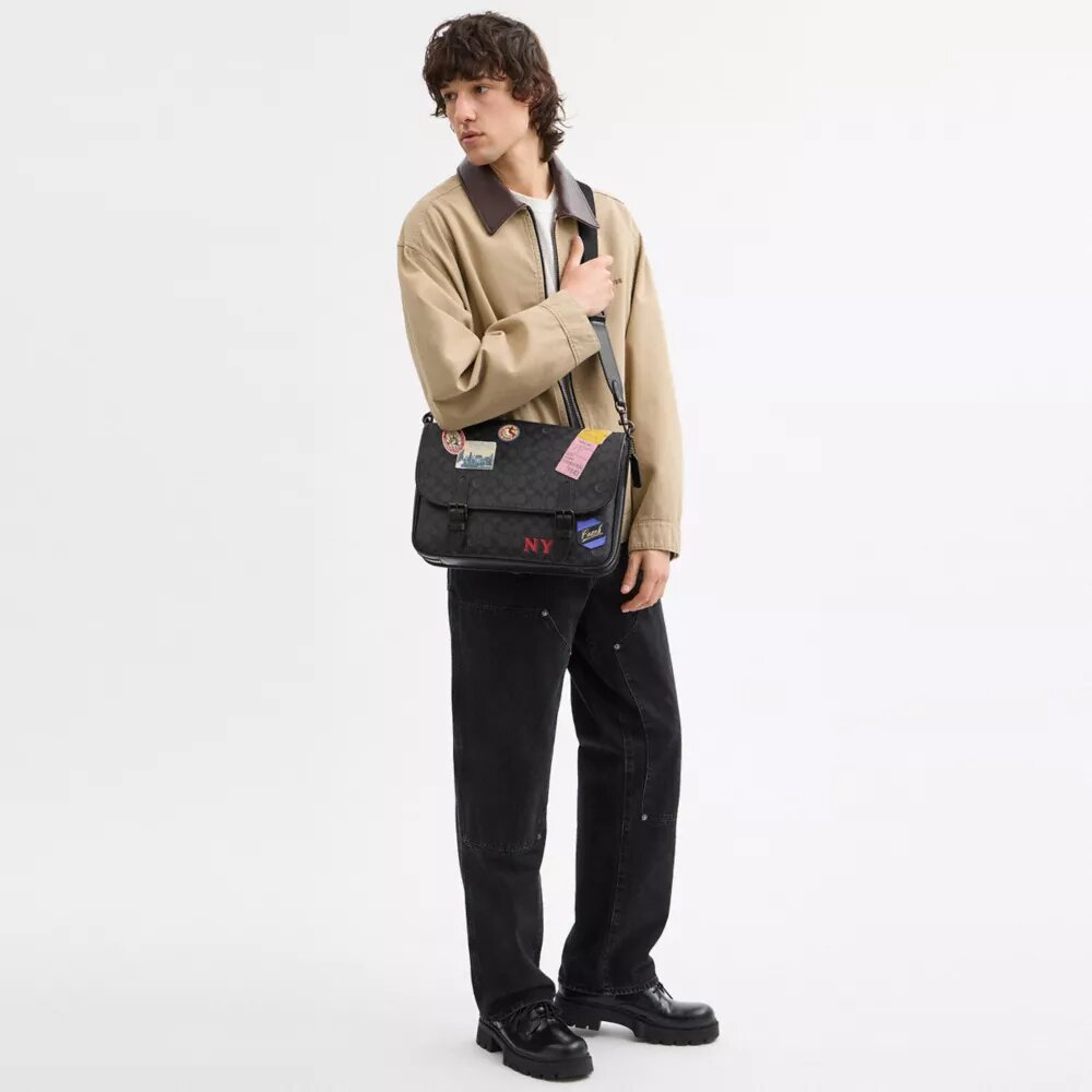 Geantă de curier Hitch din Signature Canvas cu patch-uri