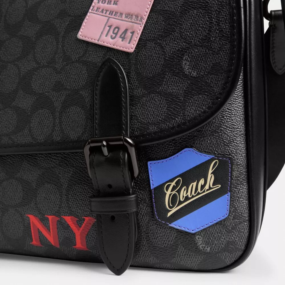 Geantă de curier Hitch din Signature Canvas cu patch-uri