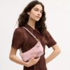 Geantă de umăr Caitlin din bumbac regenerativ, cu matlasare și pandantiv