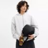 Geantă Leo Crossbody din nailon semnătura cu pandantive