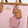 Geantă mare de tip satchel Rowan din Signature Canvas cu pandantive