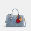 Geantă mare de umăr Rowan din denim uzat, cu pandantive pentru genți